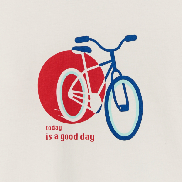 تيشيرت بأكمام طويلة، باللون الأبيض ومُزيَّن برسمة، للفتيان. تيشيرت بأكمام طويلة، باللون الأبيض ومُزيَّن برسمة، للفتيان.