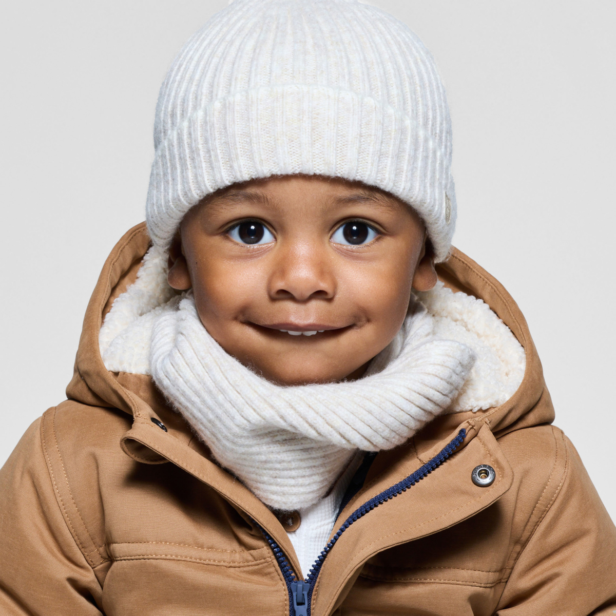 Bonnet en maille tricot côtelée beige bébé Bonnet en maille tricot côtelée beige bébé