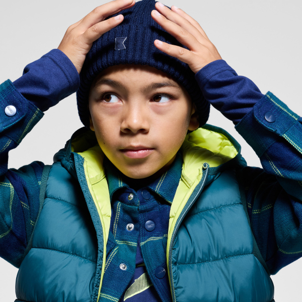 قبعة مضلعة بها طية، باللون الأسود للفتيان. قبعة مضلعة بها طية، باللون الأسود للفتيان.