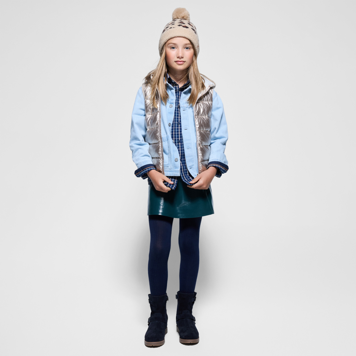 سترة ذهبية اللون بدون أكمام وبغطاء رأس للفتيات سترة ذهبية اللون بدون أكمام وبغطاء رأس للفتيات