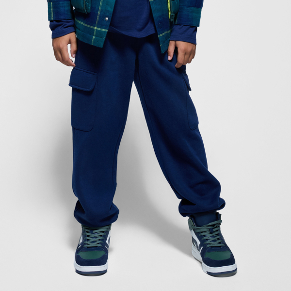 بنطال رياضي للركض مريح بجيوب كارغو باللون الأزرق الداكن للأولاد بنطال رياضي للركض مريح بجيوب كارغو باللون الأزرق الداكن للأولاد