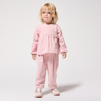 طقم مخملي باللون الوردي.للفتيات الصغيرات