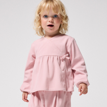 طقم مخملي باللون الوردي.للفتيات الصغيرات