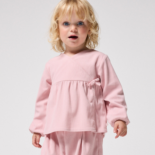 طقم مخملي باللون الوردي.للفتيات الصغيرات طقم مخملي باللون الوردي.للفتيات الصغيرات