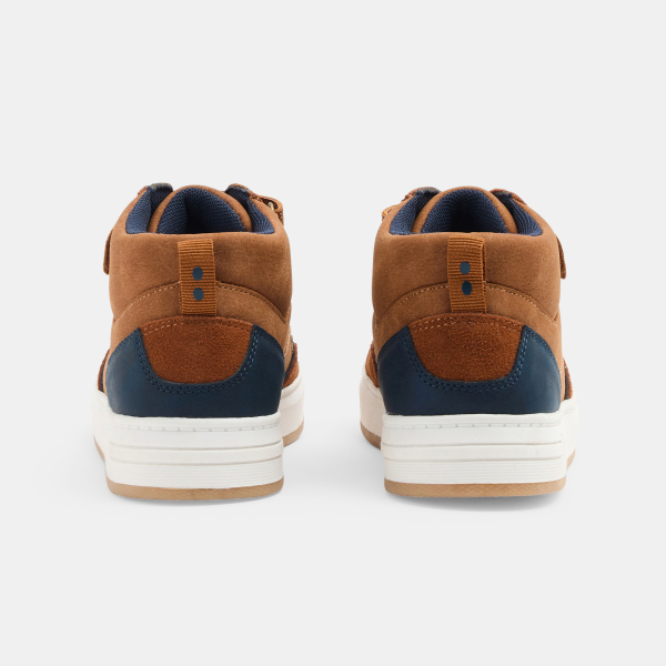 حذاء رياضي باللون البني، عالي الرقبة وبشريط سكرتش، للفتيان حذاء رياضي باللون البني، عالي الرقبة وبشريط سكرتش، للفتيان