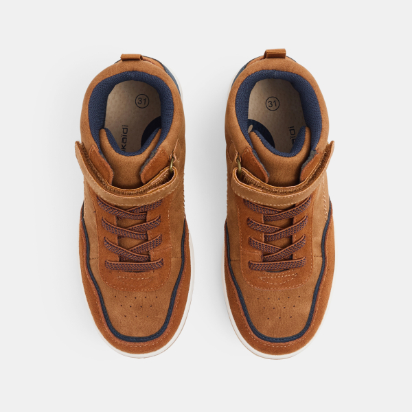 حذاء رياضي باللون البني، عالي الرقبة وبشريط سكرتش، للفتيان حذاء رياضي باللون البني، عالي الرقبة وبشريط سكرتش، للفتيان