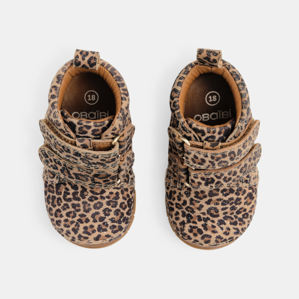 بوت قصير باللون البني للخطوات الأولى للفتيات الصغيرات بوت قصير باللون البني للخطوات الأولى للفتيات الصغيرات