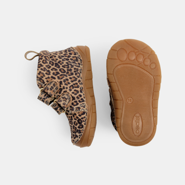 بوت قصير باللون البني للخطوات الأولى للفتيات الصغيرات بوت قصير باللون البني للخطوات الأولى للفتيات الصغيرات