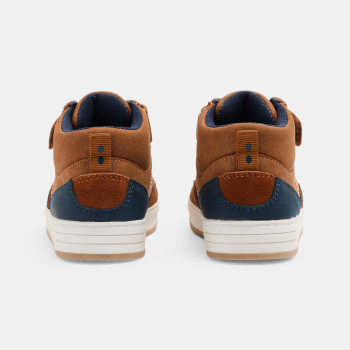 حذاء رياضي باللون البني، عالي الرقبة وبشريط سكرتش، للصبيان الصغار