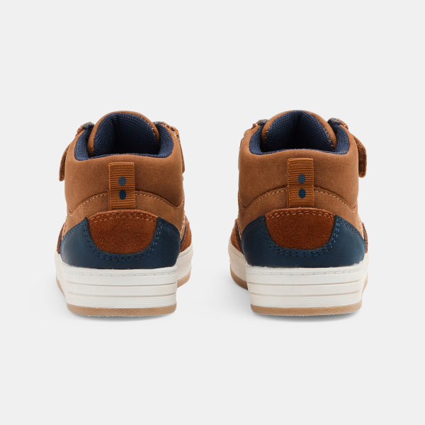 حذاء رياضي باللون البني، عالي الرقبة وبشريط سكرتش، للصبيان الصغار