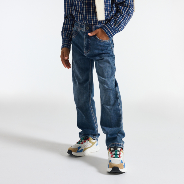 بنطلون(بنطال) جينز أزرق مستقيم الساق وذو نسيج متين جدًا، للفتيان بنطلون(بنطال) جينز أزرق مستقيم الساق وذو نسيج متين جدًا، للفتيان