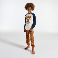 بيجاما من قطعتين باللون الأزرق، من المخمل ومُزينة برسمة غزال، للفتيان