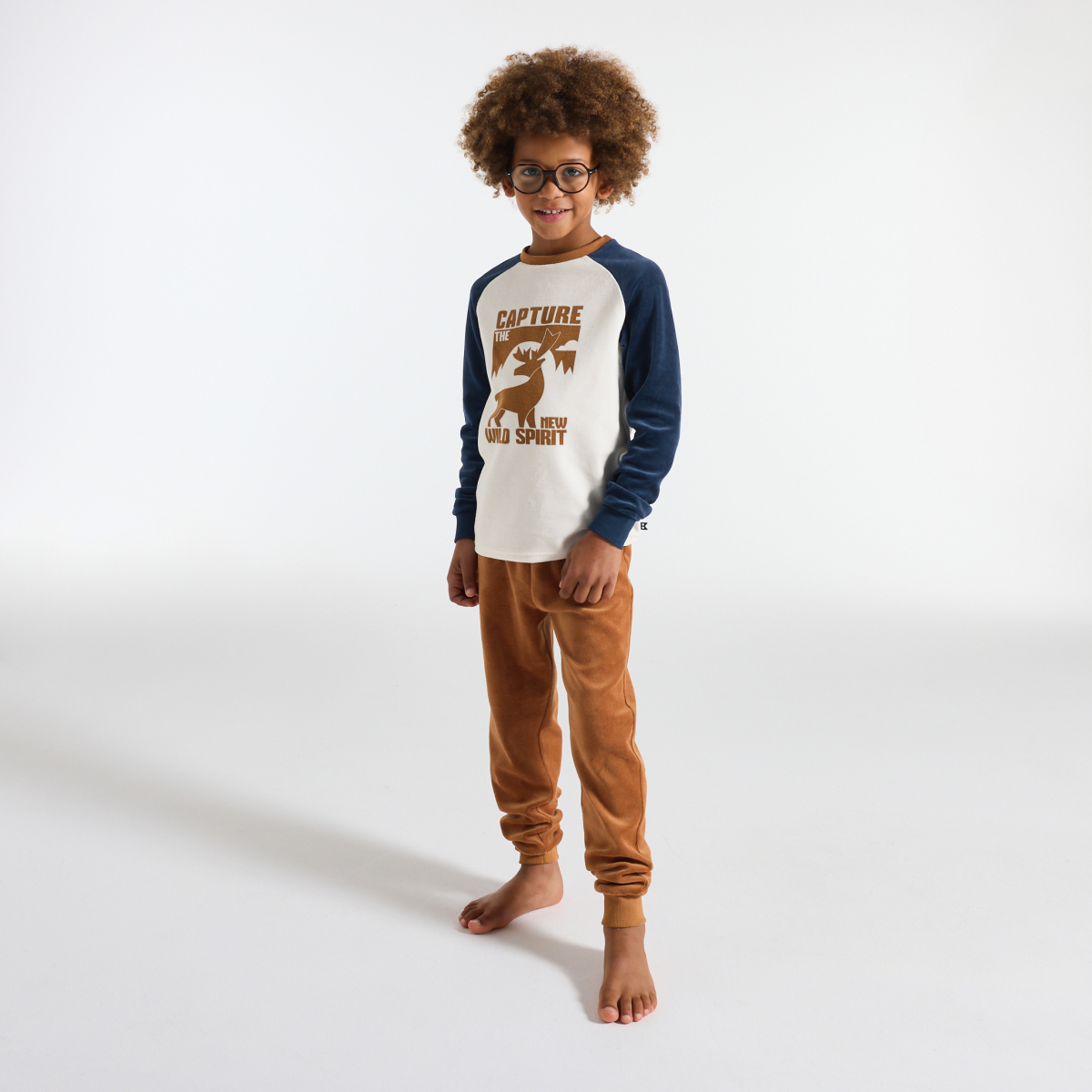 بيجاما من قطعتين باللون الأزرق، من المخمل ومُزينة برسمة غزال، للفتيان بيجاما من قطعتين باللون الأزرق، من المخمل ومُزينة برسمة غزال، للفتيان