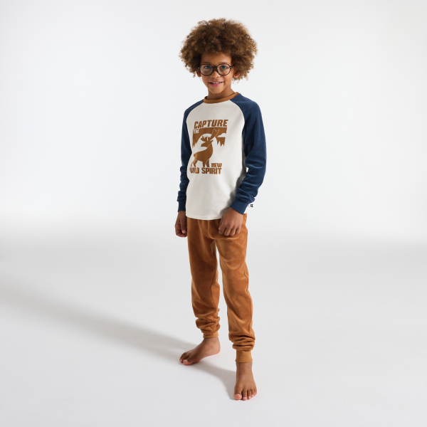 بيجاما من قطعتين باللون الأزرق، من المخمل ومُزينة برسمة غزال، للفتيان بيجاما من قطعتين باللون الأزرق، من المخمل ومُزينة برسمة غزال، للفتيان