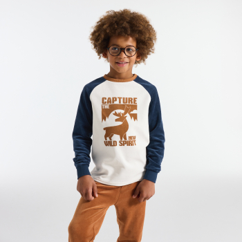 بيجاما من قطعتين باللون الأزرق، من المخمل ومُزينة برسمة غزال، للفتيان