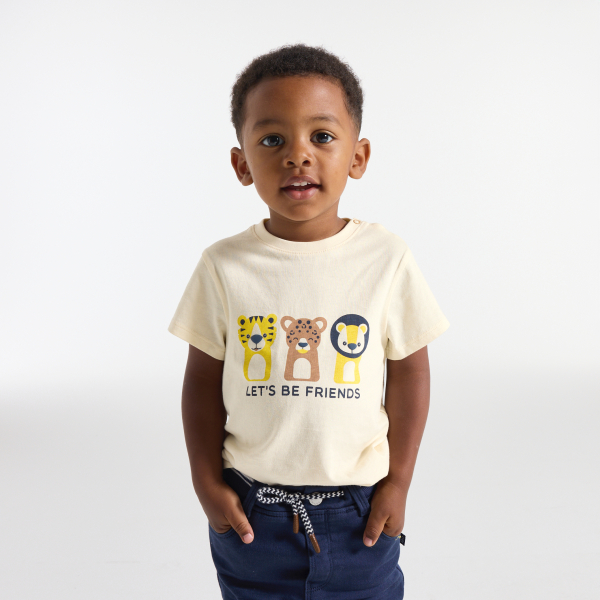 تي شيرت باللون الأبيض ومُزيَّن برسمة حيوانات، للفتيان الصغار تي شيرت باللون الأبيض ومُزيَّن برسمة حيوانات، للفتيان الصغار