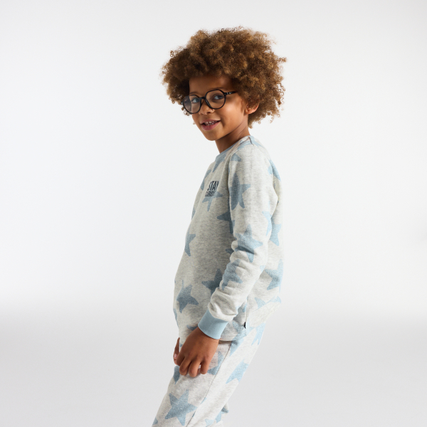 بيجاما من قطعتين للفتيان، باللون الرمادي وبطبعة نجوم بيجاما من قطعتين للفتيان، باللون الرمادي وبطبعة نجوم