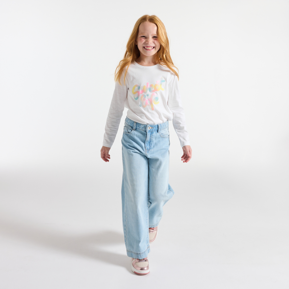 تيشيرت أبيض بأكمام طويلة عليه رسالة للفتيات تيشيرت أبيض بأكمام طويلة عليه رسالة للفتيات